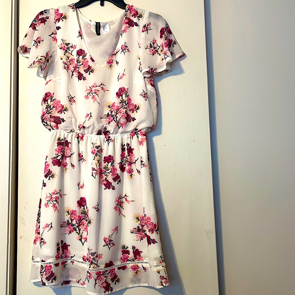 White floral dress. Size 8. H&M.